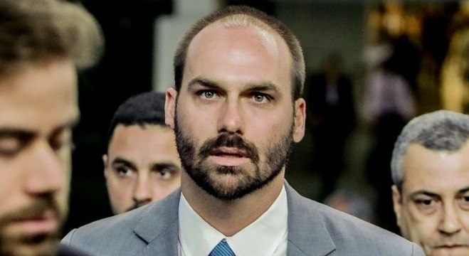 Deputados protocolam notícia-crime contra Eduardo Bolsonaro no STF